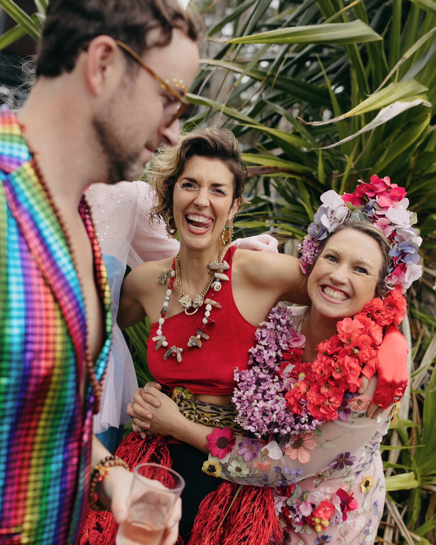 &quot;Они все - любовь моей жизни&quot;. Женщина вышла замуж одновременно за 60 человек: как ей это удалось